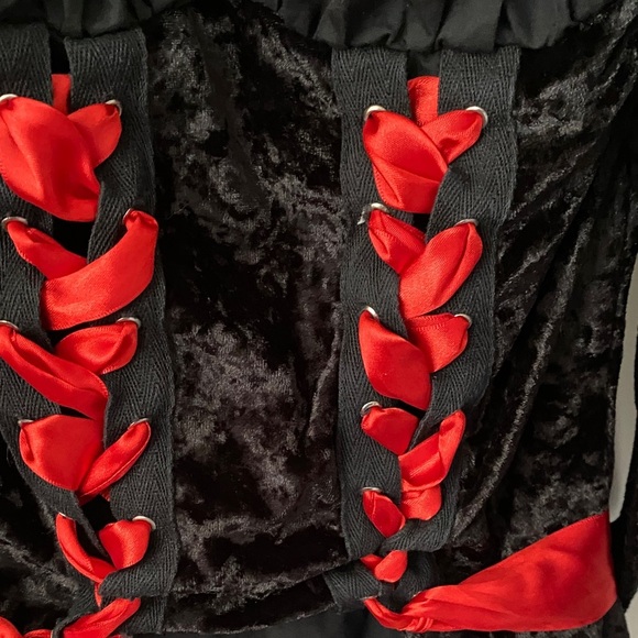 Elegant Black and Red Dress - Picture 3 of 4